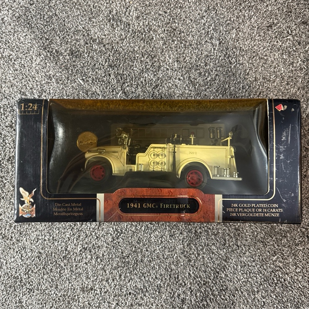 Road Signature 20068 1:24 Die Cast White 1941 GMC Firetruck No. 1